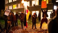 Tatort – Die deutsche Flagge wird vor dem Asylbewerberheim angezündet.