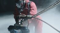 In Seenot – Nur mit Schutzkleidung dürfen die Chemietanks des Schiffes gereinigt werden.