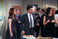 How I Met Your Mother – Jeder hat seine ganz eigene Geschichte zum letzten Treffen mit dem Captain: Ted (Josh Radnor, M.), Lily (Alyson Hannigan, l.) und Robin (Cobie Smulders, r.) ...