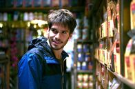 Einsam Zweisam – Rémy (François Civil) beim Einkaufen im Laden um die Ecke