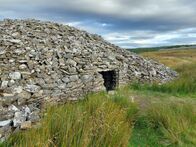 Mythos - Die größten Rätsel der Geschichte – Vor 5.000 Jahren bestatten die Menschen ihre Toten in großangelegten Grabanlagen. Knochen- und Artefaktfunde weisen darauf hin, welche Rituale hier einst abgehalten wurden.