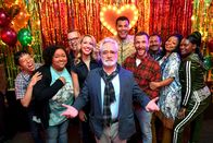 Perfect Harmony – v.l.n.r.) Quinn (Kenton Chen); Karla (Desi Dennis-Dylan); Junior (Paul Vogt); Ginny (Anna Camp); Arthur Cochran (Bradley Whitford); Dwayne (Geno Segers); Wayne (Will Greenberg); Reverend Jax (Rizwan Manji); Adams Adams (Tymberlee Hill); Leanne (Shanice Williams)