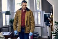 Silent Witness – Jack Hodgson (Davd Caves) sucht die Wohnung der Verstorbenen nach Hinweisen auf eine Gewalttat ab.