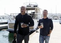 Navy CIS: L.A. – Nachdem hochpreisige Waffen gestohlen werden, spüren Callen (Chris O'Donnell, r.) und Sam ((LL Cool J, l.) Beweise auf, die zu einem wohlhabenden Charity-Event einer Waffenfabrik führen. Doch auch ein Bekannter von Sam scheint in die Sache verwickelt zu sein.