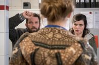 Tatort (MDR) – Die Kommissare Lessing (Christian Ulmen) und Kira Dorn (Nora Tschirner) mit Roswita Hassenzahl (Milena Dreißig, mi.) in der Kloßmanufaktur.
