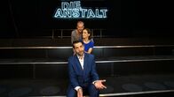 Die Anstalt – Maike Kühl (M.) ist neues Mitglied im Stammensemble der Anstalt und verstärkt das bisherige Team, bestehend aus Max Uthoff (oben) und Claus von Wagner (unten).