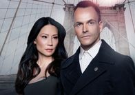 Elementary – (5. Staffel) - Ein eigensinniges Ermittlerteam in New York: Sherlock Holmes (Jonny Lee Miller, r.) und Joan Watson (Lucy Liu, l.) ...