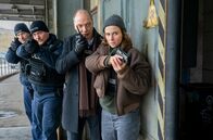 Tatort – Im Foto (v.l.n.r.): Polizisten, Peter Schnabel (Martin Brambach) und Karin Gorniak(Karin Hanczewski) stürmen die Werkstatt von Marek Krug, da sie Schüsse gehört haben