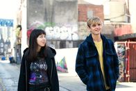 Alex Rider – Kyras (Marli Siu) Auftauchen rettet Alex (Otto Farrant) in letzter Sekunde. Mit ihrer Hilfe versucht er, den Code des neuen Spiels zu knacken, um das sich alles zu drehen scheint.