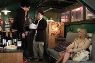 2 Broke Girls – Um bei Caroline (Beth Behrs, r.) einen guten Eindruck zu hinterlassen, lädt Deke (Eric André, l.) Caroline, Max (Kat Dennings, 2.v.l.) und Han (Matthew Moy, 2.v.r.) zu einer Dinner Party ein ...