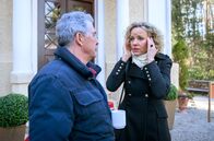Sturm der Liebe – Natascha (Melanie Wiegmann, r.) und André (Joachim Lätsch, l.) suchen nach einer Erklärung für den Aussetzer bei Nataschas Auftritt.
