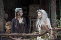 Outsiders – L-R: Johanna McGinley as Annalivia Farrell, Phyllis Somerville als Lady Ray