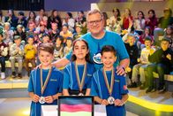 1, 2 oder 3 – Das blaue Rateteam aus Bad Abbach/Deutschland freut sich mit Elton über den spannenden Tag bei "1, 2 oder 3".