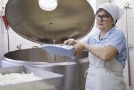 Ich, Bauer – Margit Nuart bei der Käseherstellung