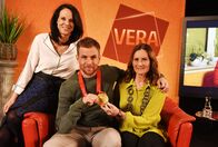 Vera – Benjamin Karl und seine Mutter Michaela mit Vera Russwurm.