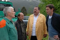 Die Rosenheim-Cops – v.l.), denn die beiden haben mit dem Ermordeten in der Tatnacht Karten gespielt.