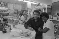 Muhammad Ali - Der Jahrhundertboxer – Muhammad Ali lässt sich in einem Imbiss in Miami mit Fans fotografieren.