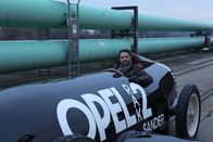 Deutschland in ... – Mirko Drotschmann sitzt in einem Nachbau eines raketenbetriebenen Rennwagens.