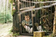 Hänsel und Gretel – Hänsel (Johann Storm) wird in seinem Käfig immer dicker und träger.