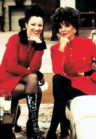 Die Nanny – Joan (Joan Collins, re.), die neue Frau von Maxwells Vater, rät Fran (Fran Drescher), an Maxwell weiterhin "dranzubleiben".