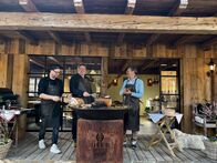 Mei liabste Weis – Franz Posch (r.) holt sich Grilltipps bei den beiden Grillexperten Martin Kaspar und Robert Buchberger (l.).