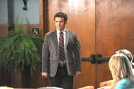 The Grinder - immer im Recht – Als Stewart (Fred Savage) erkennen muss, dass sein Sohn mehr auf die Ratschläge von Dean als auf seine hört, fasst er einen Plan, um Dean endlich wieder aus seinem Familienleben verbannen zu können.