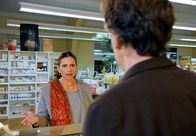 Rote Rosen – ARD ROTE ROSEN FOLGE 1423 Uhr im ERSTEN. Vera (Sandra Speichert, l.) ist entsetzt, dass Jan (Timothy Peach, r.) ihr Wildkräuterbrot kopiert hat und es auch noch billiger anbietet.