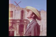 Alamo – Col. Travis (Laurence Harvey) hat das Kommando in Fort Alamo. Er weiß um die Übermacht der Mexikaner, doch er ist entschlossen, die Stellung so lang wie möglich