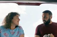 Loulou – Raphaël (Oussama Kheddam) zeigt Loulou (Louise Massin) seinen roten Wagen.