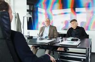 Rentnercops – Die Ermittler Günter Hoffmann (Peter Lerchbäumer, M.) und Edwin Bremer (Tilo Prückner, r.) befragen Otto Clausner (Guido Renner, l.) in seinem Büro.