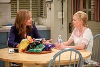 Mom – Bonnie (Allison Janney, l.); Christy (Anna Faris, r.)