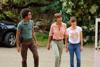 Deadly Tropics – Aurélien (Julien Béramis, l.), Gaëlle (Béatrice de la Boulaye, r.) und Mélissa (Sonia Rolland, M.) verfolgen Hinweise, die zur Spur des Täters führen könnten.