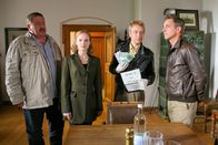 Die Rosenheim-Cops – Die Rosenheim-Cops Bergmann (Florian Fitz, r.), Mohr (Max Müller, 2.v.r.) und Hofer (Joseph Hannesschläger, l.) ermitteln auf einem Pferdegestüt und verdächtigen Isabell Sommerstedt (Friederike Ott, 2.v.l.), ihren Vater umgebracht zu haben.