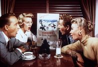 Weiße Weihnachten – Bob (Bing Crosby, l.), Betty (Rosemary Clooney, 2.v.l.), Phil (Danny Kaye, 2.v.r.) und Judy (Vera Ellen, r.) proben bei jeder Gelegenheit für ihre Galavorstellung ...