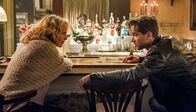 Für eine Nacht ... und immer? – Auf einer Geschäftsreise lernt Karrierefrau Eva (Juliane Köhler) den Pokerspieler Tom (Marc Benjamin) kennen.