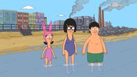 Bob's Burgers – Bob ist in Sorge, dass seine Kinder die Sommerferien nicht genießen können weil sie in seinem Restaurant arbeiten müssen und feuert sie. Doch Louise (l.), Gene (r.) und Tina (M.) wird bald langweilig ...