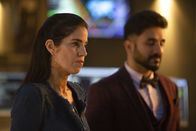 Whiskey Cavalier – Susan Sampson (Ana Ortiz, l.); Jai Datta (Vir Das, r.)
