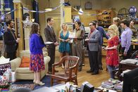 The Big Bang Theory – Will (Wil Wheaton, l.), Amy (Mayim Bialik, 2.v.l.), Penny (Kaley Cuoco, 4.v.l.), Raj (Kunal Nayyar, 5.v.l.), Leonard (Johnny Galecki, 6.v.l.), Barry (John Ross Bowie, 7.v.l.), Bernadette (Melissa Rauch, vorne r.), Beverly (Christine Baranski, 2.v.r.), Howard (Simon Helberg, r.) und Stuart (Kevin Sussman, hinten r.) feiern Sheldons (Jim Parsons, 3.v.l.) Geburtstag ...