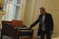 Dr. House – Wilson will einfach keine Möbel im Haus aufstellen. Das bringt House (Hugh Laurie) richtig auf die Palme. Schließlich schlägt sich Wilson breit und bringt sogar eine Orgel mit ...