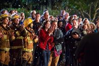 Weihnachten in Conway – Natalie (Mandy Moore), Tommy (Riley Smith) und Sheriff Charlie (Ric Reitz) bejubeln gemeinsam mit der Nachbarschaft die erste Fahrt von Duncan und Suzy auf dem Riesenrad.