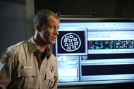 EUReKA - Die geheime Stadt – Aus Ägypten wird ein Sarkophag inklusive einer Mumie angeliefert. Als die einzigen Wissenschaftler, die Kontakt mit der Mumie hatten, an Dehydrierung sterben, ist Carter (Colin Ferguson) alarmiert ...