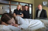 Notruf Hafenkante – Melanie (Sanna Englund, 2.v.l.) und Mattes (Matthias Schloo, 2.v.r.) befragen Melissa (Laura Berlin, l.), die Tochter des Schuldirektors Wiesenrath (Alexander Radzun, r.), die wegen Medikamentenmissbrauchs an der Schule zusammengebrochen ist.