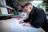 Im Angesicht des Sturms – Die Besatzung an Bord der HMCS Ville De Quebec führt während der Reise von St. John's, Neufundland, nach Norfolk, Virginia, Trainingsübungen durch. (National Geographic/Nick Head)