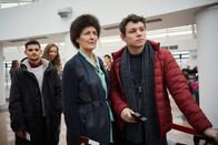 Killing Eve – Nach den Ereignissen in Moskau ist die Spur zur Organisation wieder kalt. Daher entschließt sich Carolyn (Fiona Shaw, M.) mit ihrem Sohn Kenny (Sean Delaney, r.) wieder nach London zurückzukehren.