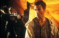 Stargate – Colonel Jack O´Neill (Richard Dean Anderson) wird von einem Soldaten, der ein Bewohner des fremden Planeten ist, mit einer Waffe bedroht. Wird sich der Colonel befreien können?. Stargate - Das erste Gebot