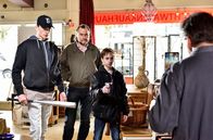 Großstadtrevier – Lottner (Markus John, 2.v.l.) hat sich mit Alex (Levin Liam, l.) und Marvin (Niklas Post, 2.v.r.) gegen den Ladeninhaber Barkmann (Johannes Silberschneider, r.) verbündet.