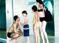 Sinan Toprak ist der Unbestechliche – Toprak (Erol Sander) mit seiner Familie (Stefan Altenbach, Canan Schlagenhof, Sabine Radebolt) im Schwimmbad.