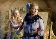 Rapunzel – Rapunzel (Luisa Wietzorek) fleht die Zauberin (Suzanne von Borsody) an, sie nicht dafür zu bestrafen, dass sie sich heimlich mit dem Prinzen getroffen hat.