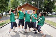 Die Lottosieger – (v.li.) Astrit Alihajdaraj (Akay Özgür), Joseph Lorenz (Hans Semmler), Reinhard Nowak (Rudi Deschek), Daniel Keberle (Willi Manger), Marijan Hinteregger (Bogdan Adamic).