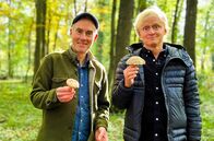 Kurzstrecke mit Pierre M. Krause – Johann König (li.) und Pierre M. Krause sammeln Pilze im Wald? Was für eine originelle Kurzstrecke! Wem das wie ein Deja Vu vorkommt, der muss wohl selbst fragwürdige Pilze zu sich genommen haben....